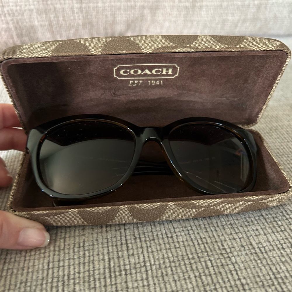 🎉🎉 SALE 🎉🎉Coach Tortoise Shell Sunglasses with Patterned Case - Picture 4 of 5